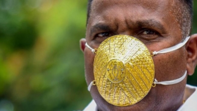Un hombre se compra una mascarilla de oro, valorada en 3.400 euros